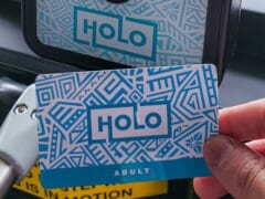 ハワイの「The Bus」紙の1デイパス廃止まであと１か月！「HOLO／ホロカード」が「ABCストア」でも購入可能に